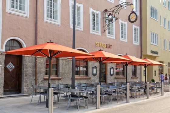 162848bad0d1d9_big-ben-licht-sonnenschirm-caravita-rot-rechteckig-sternbraeu-salzburg-oesterreich-02.jpg
